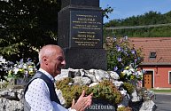 V Milovicích přibyla k památníku padlých z první světové války pamětní deska. Je vzpomínkou na rodáka a hrdinného pilota Hanse Folka, který byl zraněný při bojích s nepřátelskými letouny, a následně se zřítil na letiště v italském Feltre. Pád nepřežil.