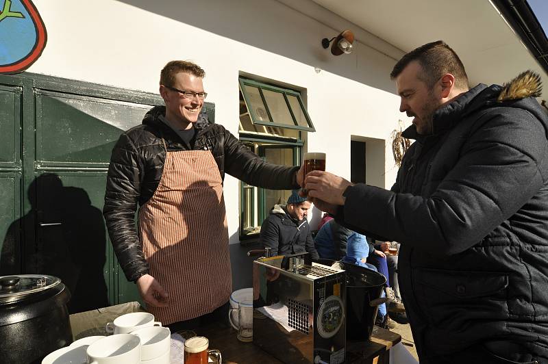 Zabijačkové pochoutky, trdelníky, víno i pivní masopustní speciál Jitrnice, ochutnali návštěvníci Vinařské zabijačky v Němčičkách.