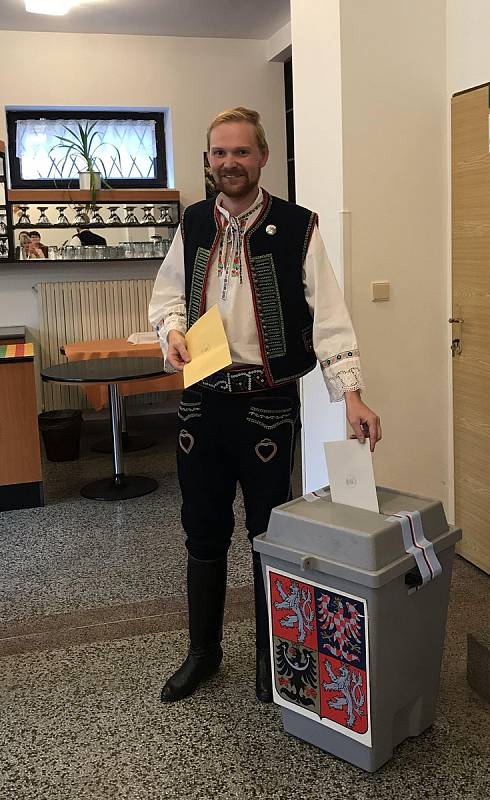 Martin Hanuš ze Starovic na Břeclavsku přišel volit v místním kroji.