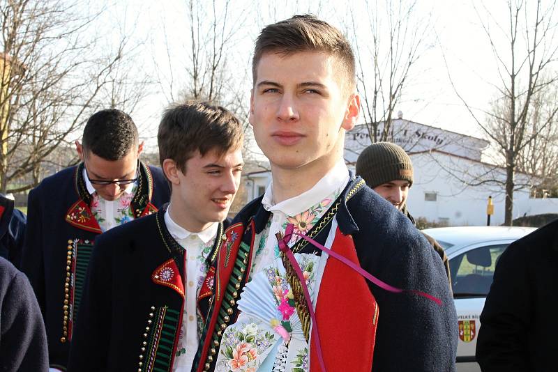 Krojovaná chasa vyrazila v pondělí do ulic Velkých Bílovic s pomlázkou, která měřila více než tři a půl metru.