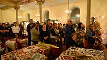 Z vernisáže tradiční adventní výstavy patchworku v břeclavské synagoze.