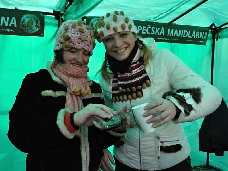 Kateřina Kopová (vpravo), zakladatelka Hustopečské mandlárny, představí v prosinci novou mandlovou kuchařku. 