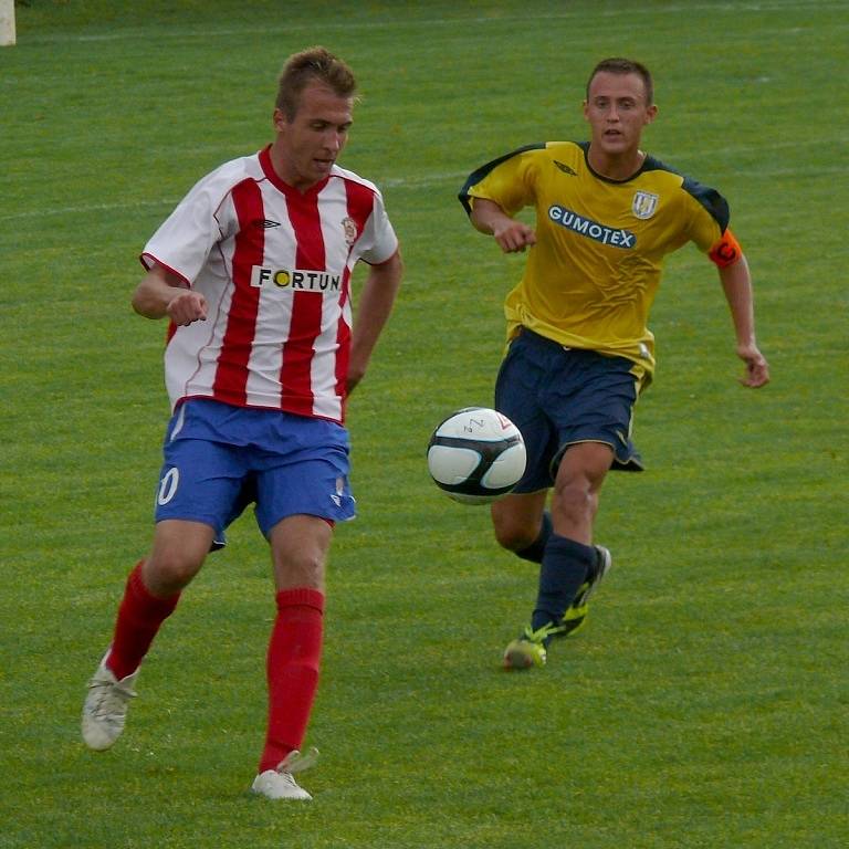 Břeclavští fotbalisté (ve žlutomodrém) doma remizovali s juniorkou Brna.