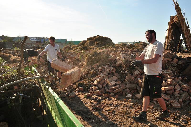 Pátý den po katastrofě. V obcích  poškozených tornádem, začaly první demolice domů, zatím jen v režii majitelů nemovitostí. Řízené demolice 115 domů kraj zahájí příští týden.