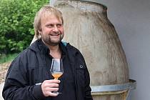 Na Farmě Pálava u Mikulova otevřeli členové Kvevri klubu nádobu o objemu 1150 litrů. Zrálo v ní Chardonnay. Obří kvevri patří vinařství Tomáše Vicana, producenta seriálových Vinařů.