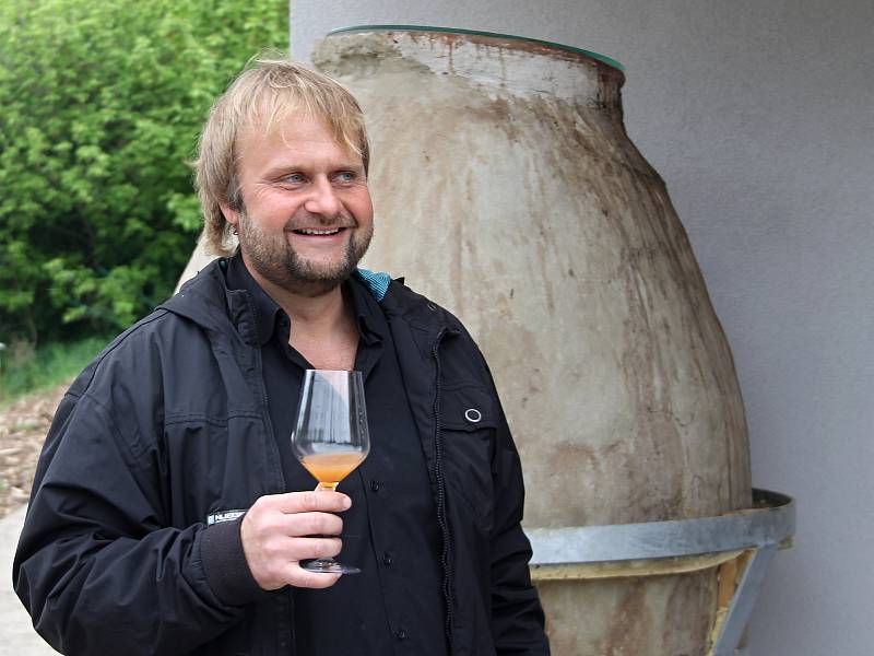 Na Farmě Pálava u Mikulova otevřeli členové Kvevri klubu nádobu o objemu 1150 litrů. Zrálo v ní Chardonnay. Obří kvevri patří vinařství Tomáše Vicana, producenta seriálových Vinařů.