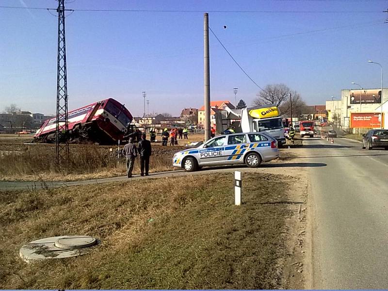 Nehoda vlaku a kamionu u Velkých Pavlovic.