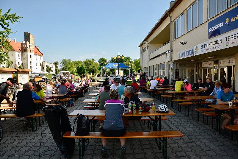 Příjemné sobotní počasí vytáhlo mnoho výletníků na letošní otevírání Lichtenštejnských stezek na Břeclavsku.