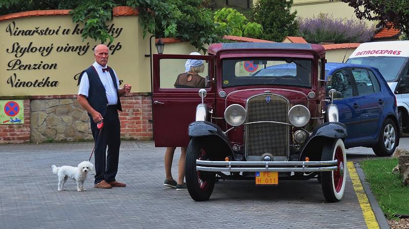 Pálavský Oldtimer přilákal na Břeclavsko desítky elegantních veteránů