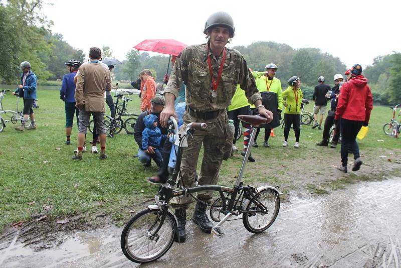 U Janova hradu u Podivína se sešli v sobotu příznivci kola Brompton. Při Festivalu Cyklospecialit se uskutečnil závod, ale i soutěž ve skládání anglických skládacích kol.