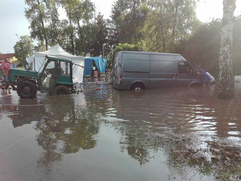 Břeclavskem se v neděli v podvečer přehnala bouřka. Vydatný déšť s kroupami zasáhl i Tvrdonice, kde zrovna vrcholily národopisné slavnosti.