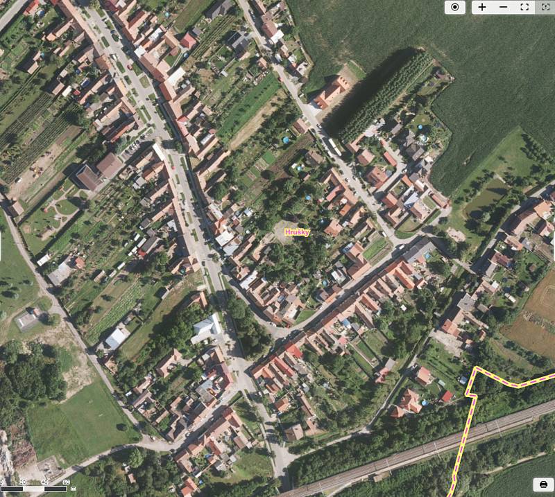 Letecké snímky zachycující pohled na obce zasažené tornádem. A to v roce 2018 před katastrofou, krátce po ní a na konci července. Na snímku Hrušky.