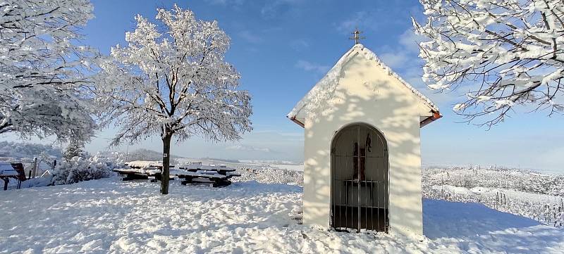 Procházka sněhovou nadílkou v Zaječí.