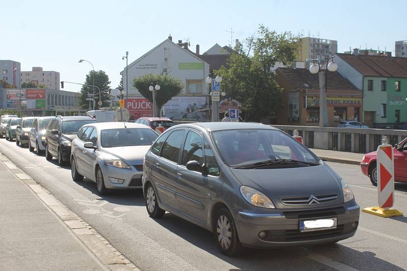 Uzavírka ulic Sovadinova a Na Zahradách způsobuje v centru města dopravní problémy.