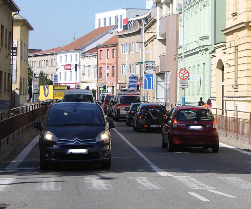 Uzavírka ulic Sovadinova a Na Zahradách způsobuje v centru města dopravní problémy.