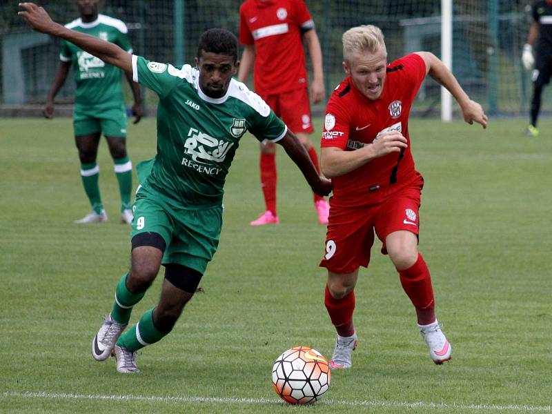 Fotbalisté Zbrojovky Brno (v červeném) dotáhli proti katarskému Al-Ahlí tříbrankové manko.