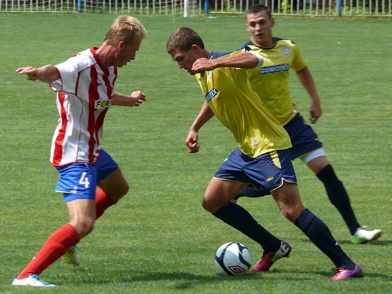 Břeclavští fotbalisté (ve žlutomodrém) doma remizovali s juniorkou Brna.