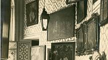 Obrazy v chodbě před zámeckou kaplí, před rokem 1945.