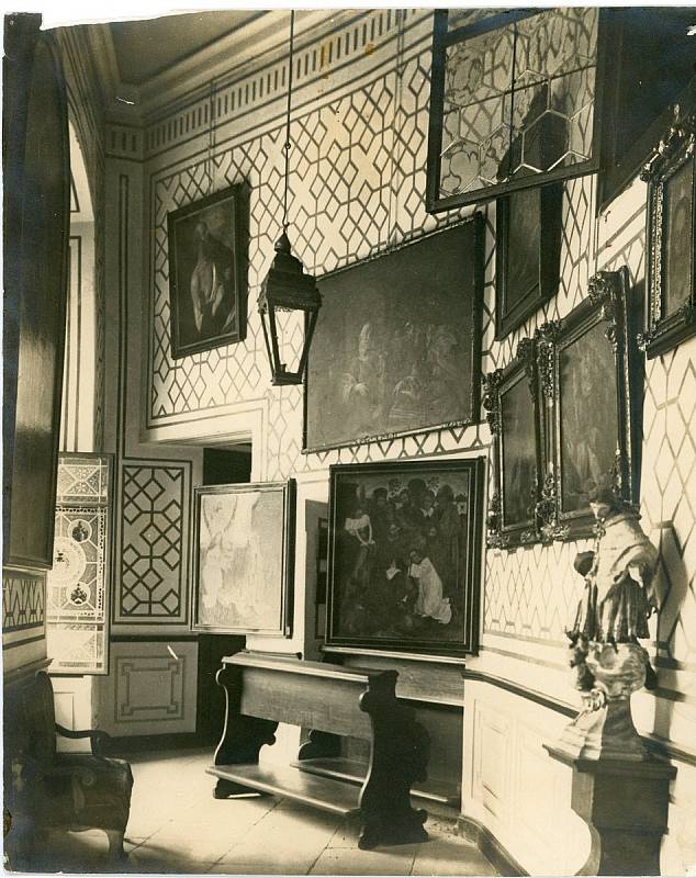Obrazy v chodbě před zámeckou kaplí, před rokem 1945.
