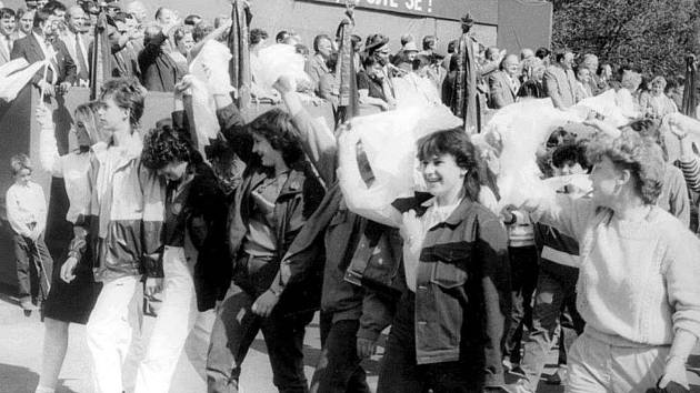 Prvomájové oslavy v Břeclavi v sedmesátých a osmdesátých letech. Tribuna s funkcionáři na náměstí v roce 1987.