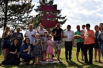 Členové novoveského spolku Vinaříček v obci odhalili třímetrovou tančící skleničku s podlužáckým kloboučkem. Ta je zároveň i logem šesti rodin vinařů, které spolek tvoří.
