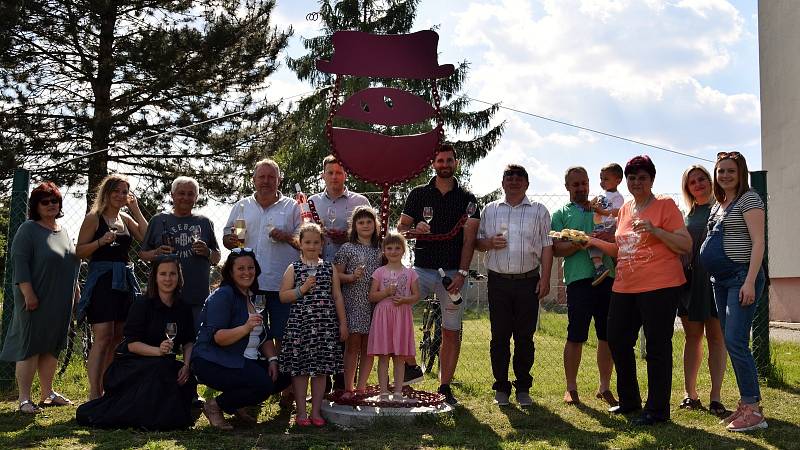 Členové novoveského spolku Vinaříček v obci odhalili třímetrovou tančící skleničku s podlužáckým kloboučkem. Ta je zároveň i logem šesti rodin vinařů, které spolek tvoří.