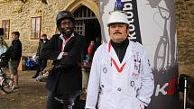 U Janova hradu u Podivína se sešli v sobotu příznivci kola Brompton. Při Festivalu Cyklospecialit se uskutečnil závod, ale i soutěž ve skládání anglických skládacích kol.