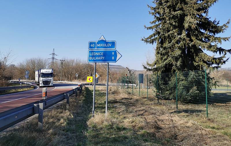 Křižovatka na silnici mezi Mikulovem a Sedlecem na Břeclavsku.