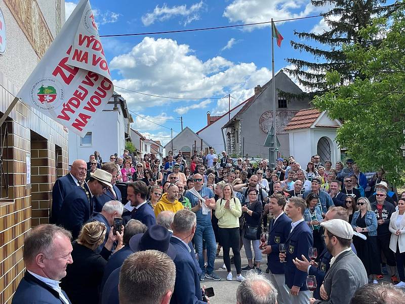 Kravihorští vinaři otevřeli sklepy a přivítali milovníky dobrých vín ve své svobodné spolkové republice.