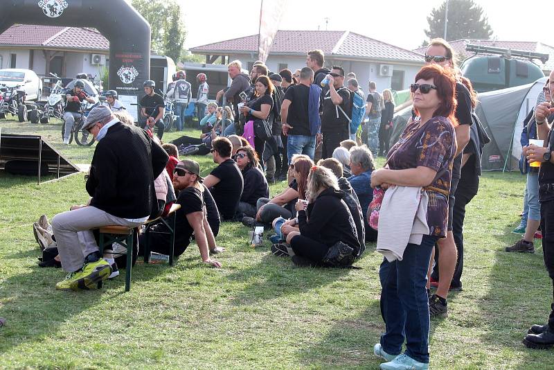 Pasohlávecký autokemp Merkur obsadili od čtvrtka do neděle motorkáři. Konal se tam odložený Euro Bike Fest.