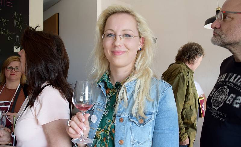 Rakvičtí vinaři v sobotu otevřeli svoje sklepy milovníkům vína.