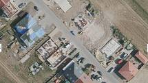 Letecké snímky zachycující pohled na obce zasažené tornádem. A to v roce 2018 před katastrofou, krátce po ní a na konci července. Na snímku nová zástavba v Mikulčicích.