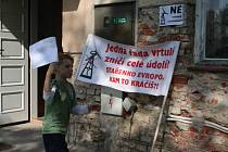 Odpůrci větrných elektráren v Kloboukách u Brna přišli své stanovisko na veřejné projednávání projevit s originálními transparenty. Vrtule by podle nich zničily osobitý krajinný ráz Kloboucka.