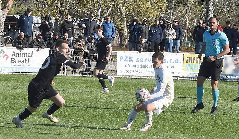 Fotbalisté Lanžhotu (v bílých dresech) porazili v derby Břeclav 2:0.