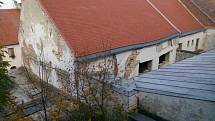 V centru Mikulova v úterý ráno spadla stěna staršího rohového domu, který je nyní v rekonstrukci. 
