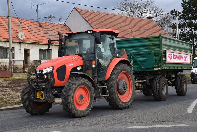 Také zemědělci na Břeclavsku se zapojili do protestní jízdy za rovné podmínky. Na snímku ti ze Zemědělského družstva v Sedleci.