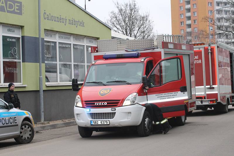 Ulici U Stadionu v Břeclavi policisté ve čtvrtek odpoledne uzavřeli. Důvodem byla nahlášená bomba na úřadu státního zastupitelství.