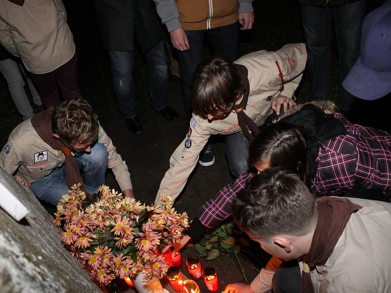 U kamenného památníku obětem totalitních režimů na Zámeckém náměstí v Břeclavi se v úterý odpoledne schází přibližně třicet lidí. Pietní akci věnovanou událostem ze sedmnáctého listopadu 1939 a 1989 pořádají skauti.