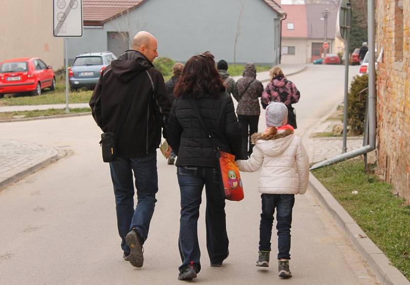 Na Slavnosti mandloní a vína v Hustopečích zavítaly v sobotu davy lidí. Na náměstí na ně čekal bohatý kulturní program i velikonoční jarmark. Návštěvníci se vydali také mandloňovou stezkou až na rozhlednu.