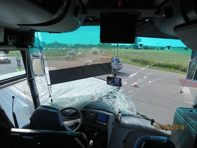 Nehoda u Moravské Nové Vsi. Ve středu ráno se srazila dodávka s osobním autem. Do kolize se připletl i autobus..