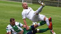 Fotbalisté Sokola Lanžhot (v bílém) porazili na domácím trávníku Slovan Bzenec přesvědčivě 4:1.