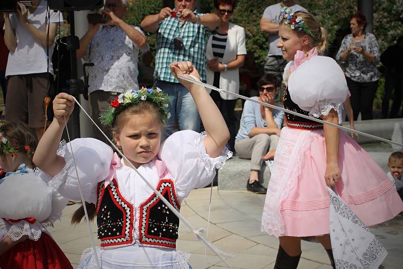 Májová slavnost oficiálně zahájila novou lázeňskou sezonu v Lednici. Součástí byla přehlídka historických aut na kolonádě a hudební program v amfiteátru.