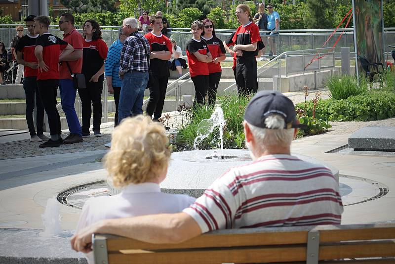 Májová slavnost oficiálně zahájila novou lázeňskou sezonu v Lednici. Součástí byla přehlídka historických aut na kolonádě a hudební program v amfiteátru.