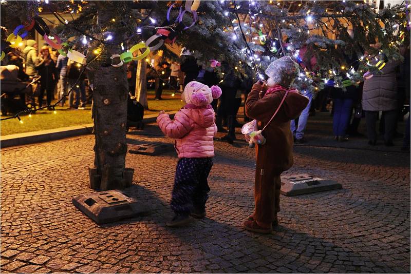 Lidé ve Valticích si společně užili zahájení adventu.