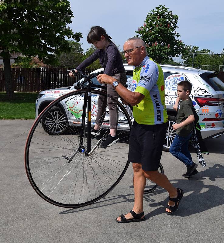 Cyklista Josef Zimovčák dorazil mezi vrbické děti. Svezl je na vysokém kole a představil třináctý ročník charitativního projektu Na kole dětem. Několikadenní závod na podporu malých onkologicky nemocných pacientů v červnu zakončí právě ve Vrbici.