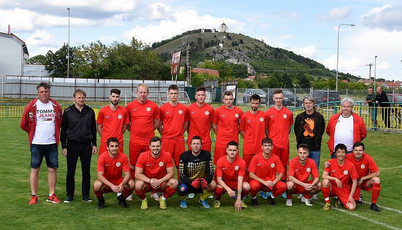 Fotbalisté Mikulova (v červených dresech) porazili spojené mužstvo Velkých Pavlovic B a Staroviček 2:1.