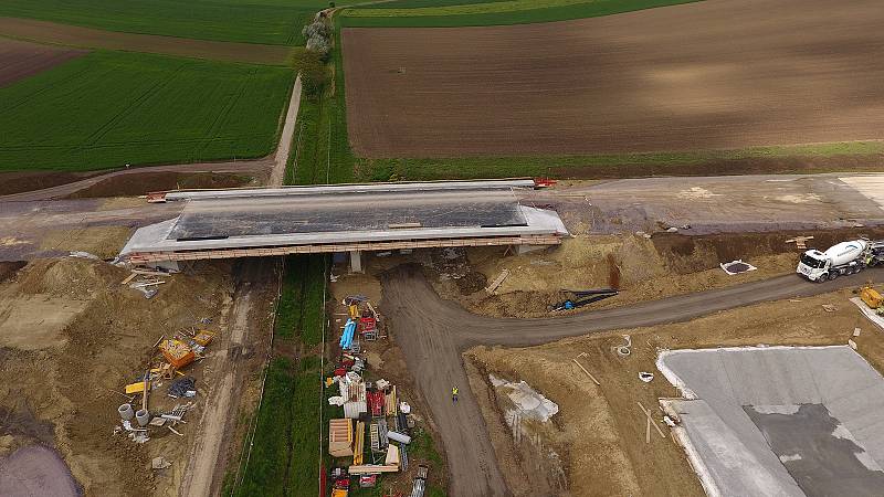 Rakouská společnost Asfinag, která spravuje tamní dálniční síť, v sobotu slavnostně otevře dokončený pětikilometrový úsek obchvatu Drasenhofenu. Fotografie zachycují stav dálnice v květnu letošního roku.