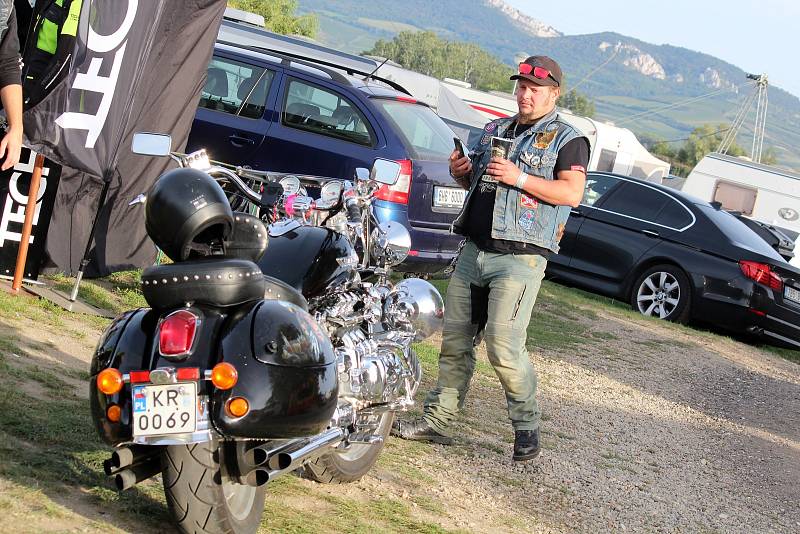 Pasohlávecký autokemp Merkur obsadili od čtvrtka do neděle motorkáři. Konal se tam odložený Euro Bike Fest.