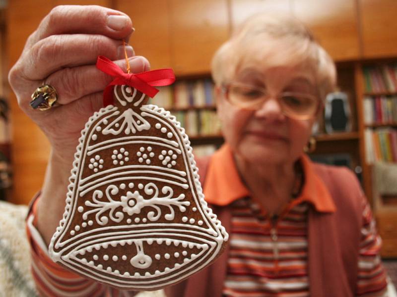 Božena Ventrubová z Břeclavi ukazuje své vánoční perníčky.