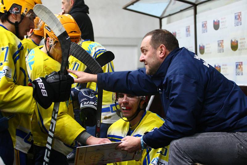 Břeclavští hokejisté (ve žlutém) porazili brněnskou Techniku 3:2 v prodloužení.
